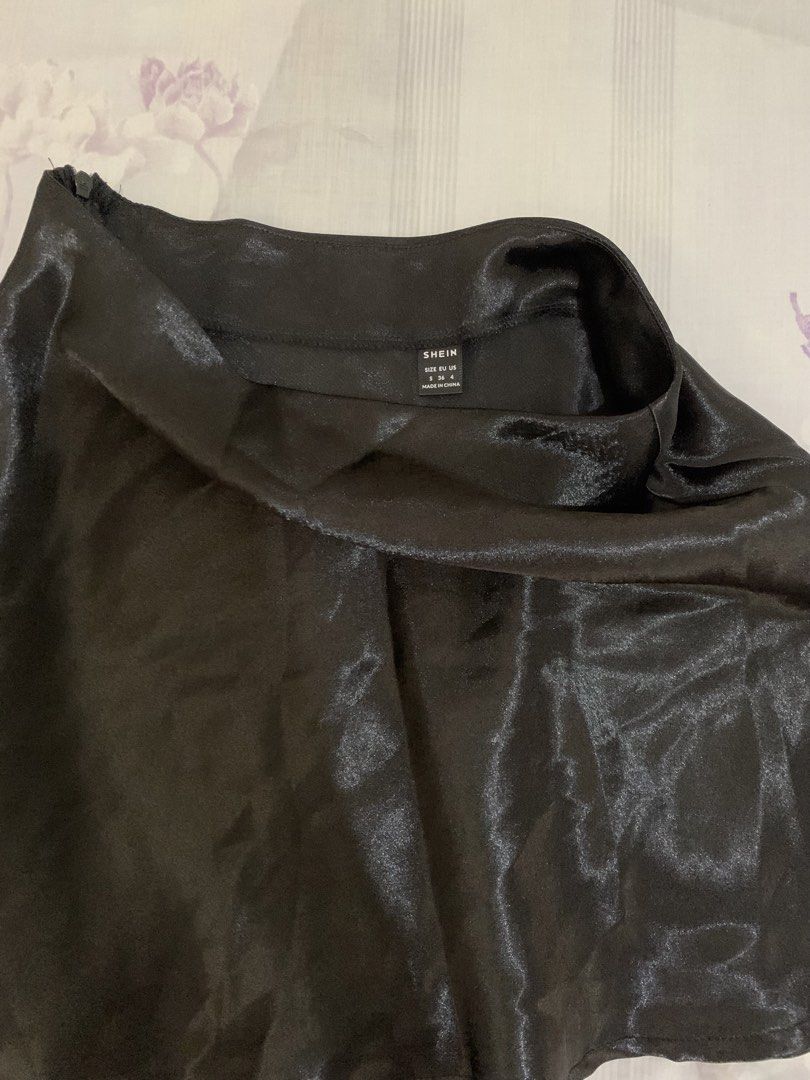 SHEIN Black Satin Skirt (Category: Skirts) located in Manila. Submitted by elle042002 (Listing ID 1424426001, Image 2). Description: - SHEIN black satin skirt - Classic A-line silhouette - Smooth, shiny texture - Size tag shown in image - Ideal for nights out or dressy events - Versatile and easy to pair.