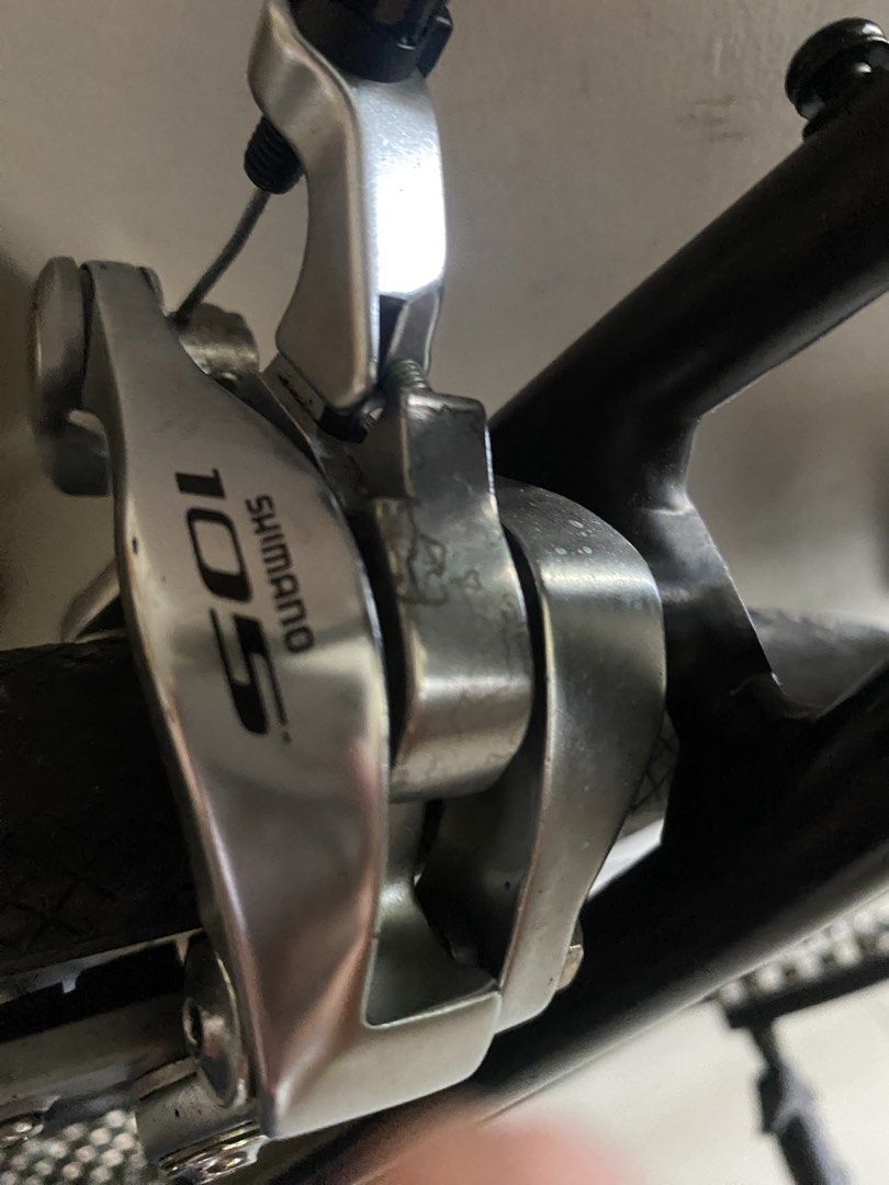 Shimano 105 caliper break (pair) (Category: Bicycles) located in Quezon City. Submitted by krystorei (Listing ID 1424401378, Image 3). Description: -pwede rin trade sa black na 105 break - Shimano 105 brake calipers for road bikes. - Silver color. - Designed for efficient braking. - Compatible with various road bike frames and wheel sizes. ⚠️‼️105 logo nabura kumaskas sa cable ng brakes.