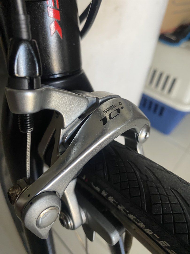 Shimano 105 caliper break (pair) (Category: Bicycles) located in Quezon City. Submitted by krystorei (Listing ID 1424401378, Image 1). Description: -pwede rin trade sa black na 105 break - Shimano 105 brake calipers for road bikes. - Silver color. - Designed for efficient braking. - Compatible with various road bike frames and wheel sizes. ⚠️‼️105 logo nabura kumaskas sa cable ng brakes.