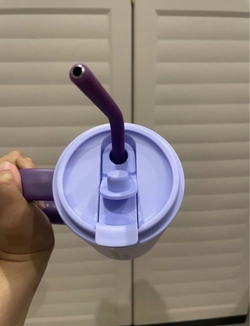The Coffee Bean & Tea Leaf Tumbler with Handle (Category: Water Bottles & Tumblers) located in Caloocan City. Submitted by itotmanyasis (Listing ID 1424414929, Image 2). Description: .