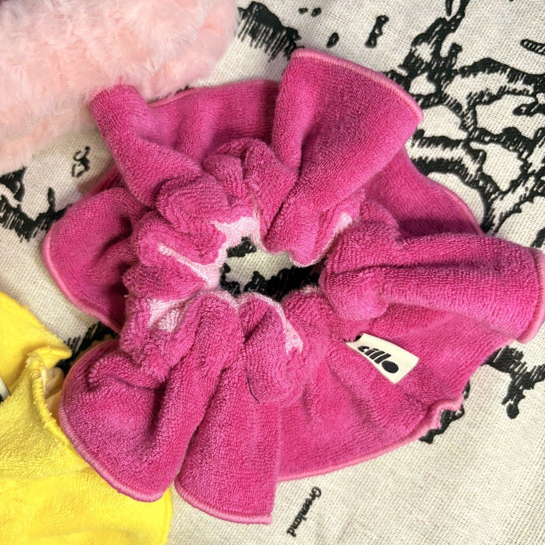 Tillo Scrunchies Set with Headband (TAKE ALL) (Category: Hair Accessories) located in Candelaria. Submitted by ma._.st (Listing ID 1424398287, Image 2). Description: - Tillo Scrunchies Set with Headband - Includes a unique headband and two scrunchies - Features a fun and playful design - Made of soft, towel-like material.