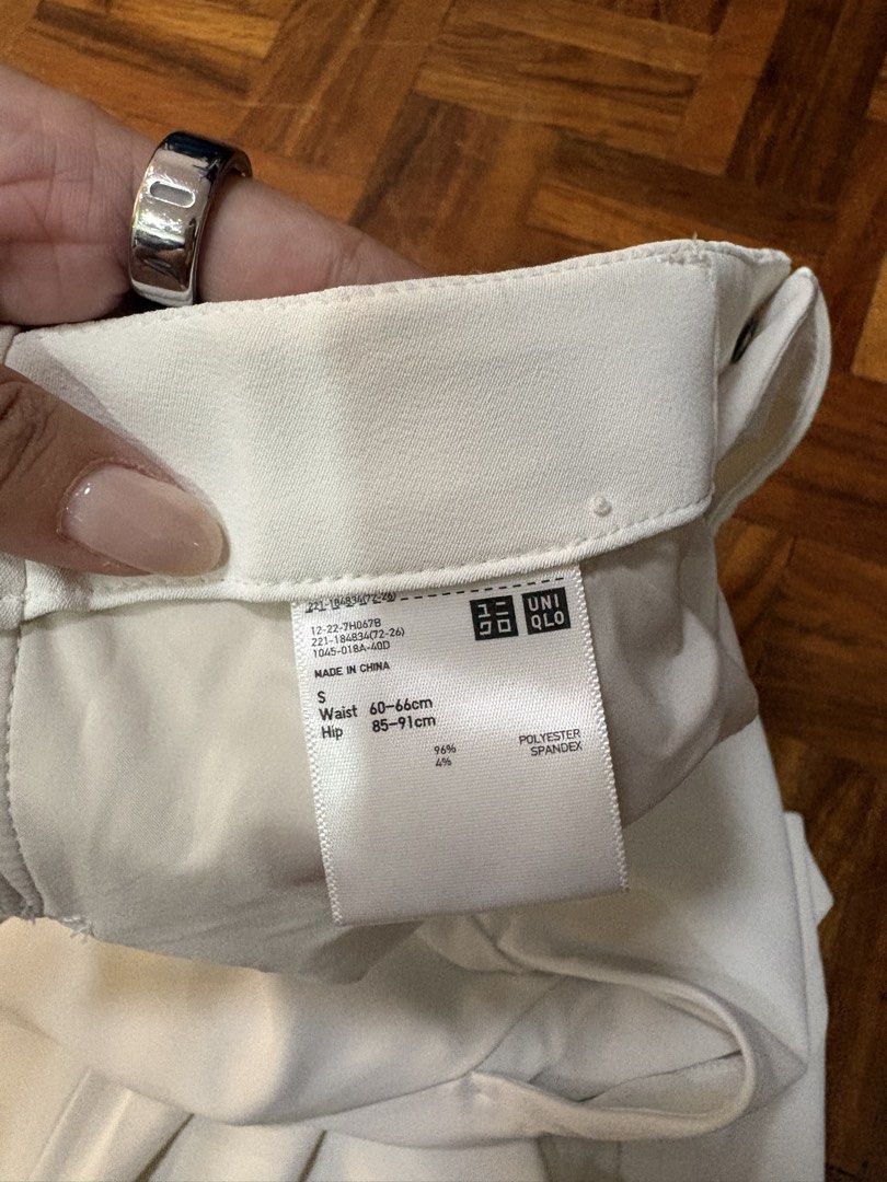 UNIQLO White Culottes Trousers (Category: Other Bottoms) located in Pasig City. Submitted by an.bl (Listing ID 1424402020, Image 3). Description: - UNIQLO - Size S on tag - Very high quality - Trouser material.
