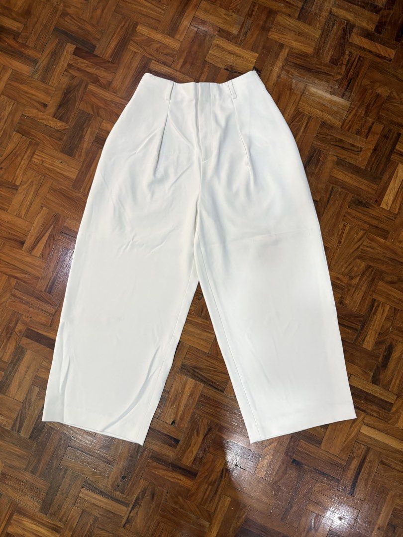 UNIQLO White Culottes Trousers (Category: Other Bottoms) located in Pasig City. Submitted by an.bl (Listing ID 1424402020, Image 1). Description: - UNIQLO - Size S on tag - Very high quality - Trouser material.