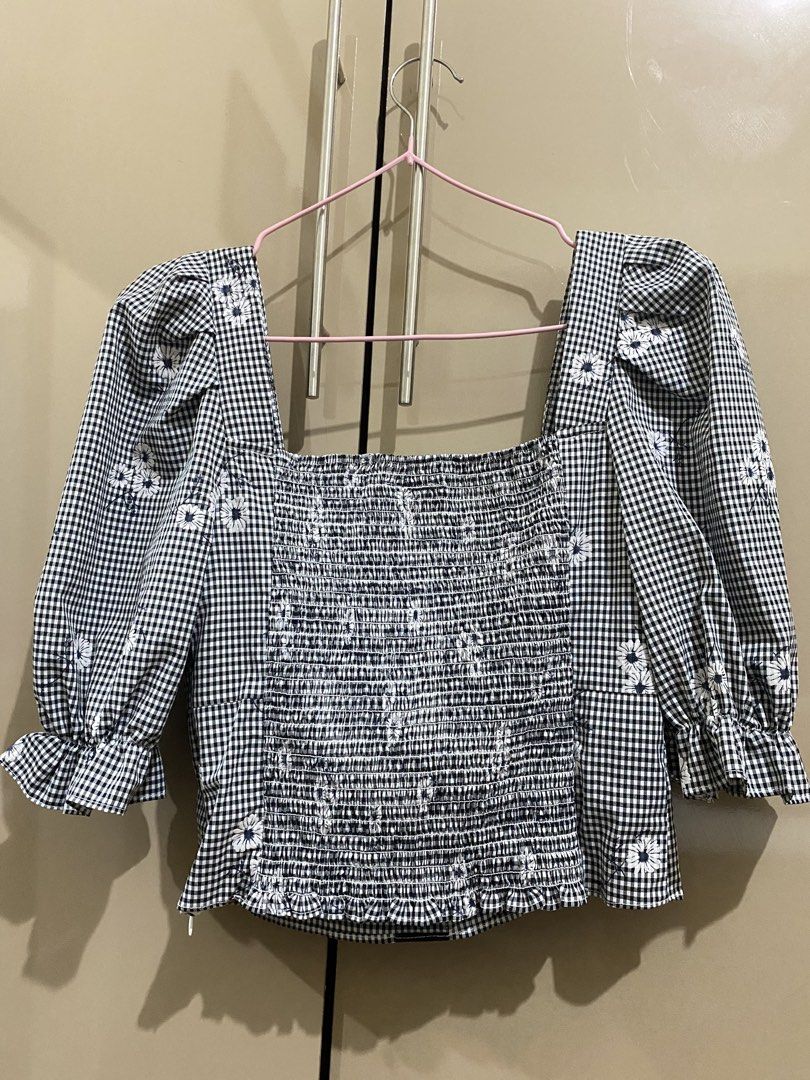 Vero Moda Gingham Top with Floral Embroidery (Category: Blouses) located in Taguig. Submitted by jaebae_ (Listing ID 1424445806, Image 3). Description: - Authentic Vero Moda top featuring a gingham pattern and delicate floral embroidery. - The size is XS. But can fit to S-M body frame. - Perfect for a chic and feminine look. - soft fabric so kahit di na sya plantsahin ❤️.