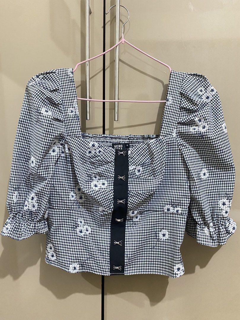 Vero Moda Gingham Top with Floral Embroidery (Category: Blouses) located in Taguig. Submitted by jaebae_ (Listing ID 1424445806, Image 1). Description: - Authentic Vero Moda top featuring a gingham pattern and delicate floral embroidery. - The size is XS. But can fit to S-M body frame. - Perfect for a chic and feminine look. - soft fabric so kahit di na sya plantsahin ❤️.
