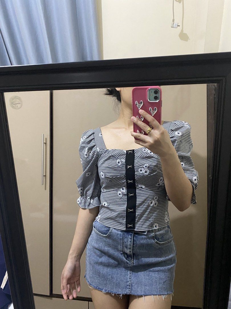 Vero Moda Gingham Top with Floral Embroidery (Category: Blouses) located in Taguig. Submitted by jaebae_ (Listing ID 1424445806, Image 2). Description: - Authentic Vero Moda top featuring a gingham pattern and delicate floral embroidery. - The size is XS. But can fit to S-M body frame. - Perfect for a chic and feminine look. - soft fabric so kahit di na sya plantsahin ❤️.