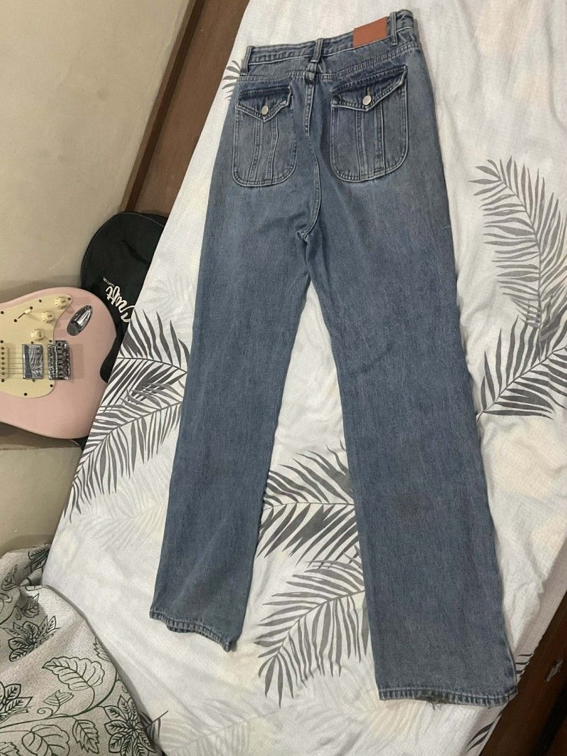 Vintage Light Wash Denim Jeans (Category: Jeans) located in Manila. Submitted by cluttermansea (Listing ID 1423819130, Image 2). Description: - Light wash denim jeans - Wide leg design - Front pockets - Button and zipper closure - Two back pockets - Light blue color.