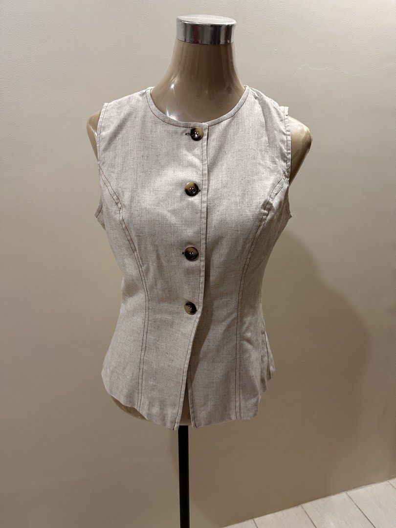 Women vest (Category: Sleeveless) located in San Fernando. Submitted by rpam21 (Listing ID 1424380813, Image 1). Description: Stylish design. Durable material. Ready to wear..