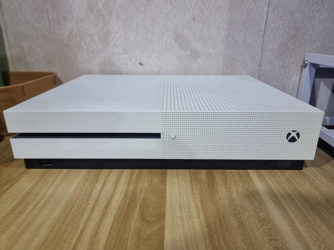 Xbox One S Console with Controller and Games (Category: Controllers) located in Manila. Submitted by nebulizer_ (Listing ID 1424454929, Image 1). Description: - Xbox One S console (white) - White controller included - Games included: - Rainbow Six Siege - Far Cry 5 - Halo 5 - Call of Duty: Advanced Warfare - Lego Worlds 5k fixed take all.