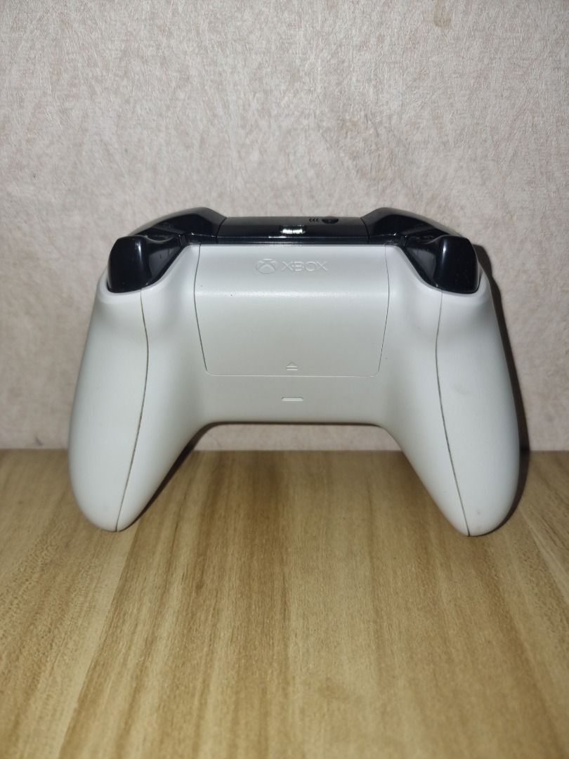 Xbox One S Console with Controller and Games (Category: Controllers) located in Manila. Submitted by nebulizer_ (Listing ID 1424454929, Image 2). Description: - Xbox One S console (white) - White controller included - Games included: - Rainbow Six Siege - Far Cry 5 - Halo 5 - Call of Duty: Advanced Warfare - Lego Worlds 5k fixed take all.