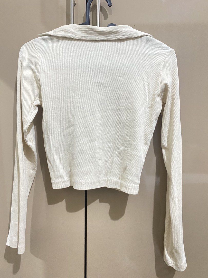 Zara Ribbed Polo Top (Light Cream) (Category: Blouses) located in Taguig. Submitted by jaebae_ (Listing ID 1424444282, Image 3). Description: - Zara cream ribbed polo top - Collared neckline - Long sleeves - Cropped style - Size M (can fit to S-M body frame) - Made in Bangladesh.