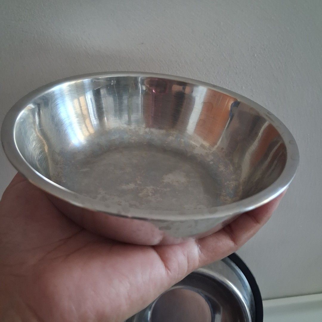 2 Pet Food Bowls and Cone (Category: Homes & Other Pet Accessories) located in Manila. Submitted by decluterring_manila (Listing ID 1429172794, Image 2). Description: x1 - Pet bowl 13cm diameter x1 - Pet bowl 10cm diameter x1 - Pet protection cone 18-24cm radius (Size small, for small pets) Pick-up location: The Manila Residences Tower II, Taft Ave., Malate Manila Near La Salle Taft Buyer can book pick-up via Lalamove, Grabexpress, GogoExpress et