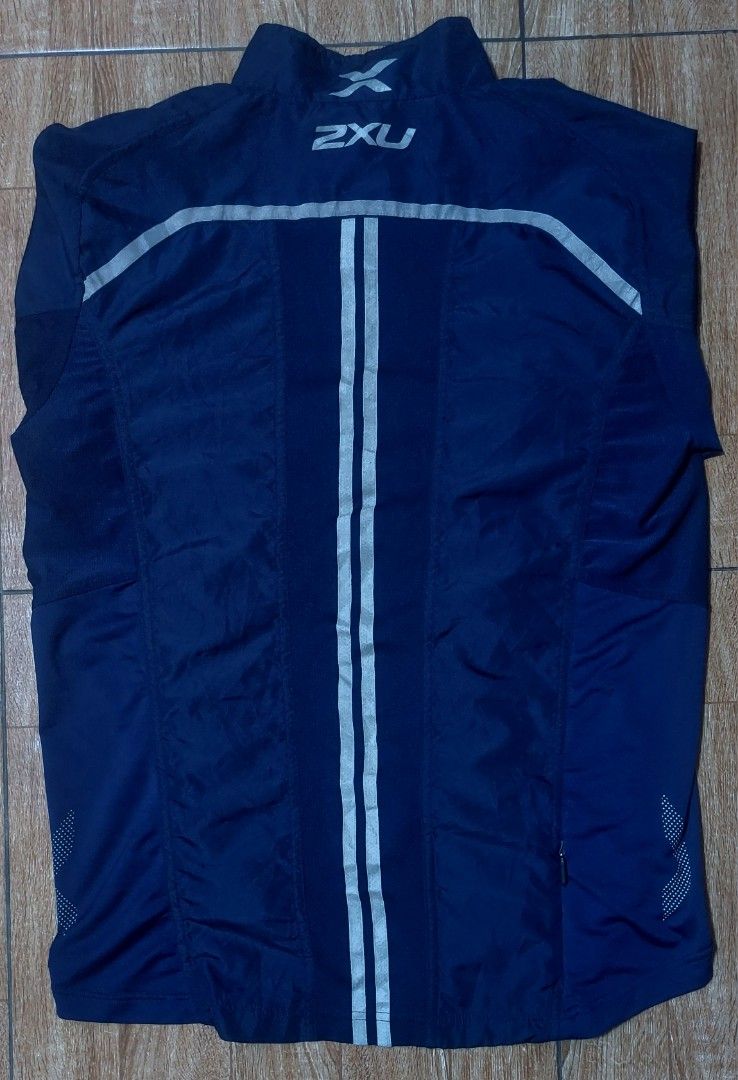 2XU Active 360 Running Jacket (Category: Activewear) located in Baguio. Submitted by wagwagan_001 (Listing ID 1429252274, Image 2). Description: excellent medium 20.5 x 28.