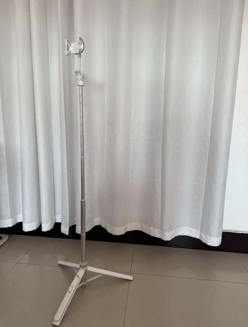 🎥 Ulanzi TT88 Tripod (Category: Tripods & Monopods) located in Makati City. Submitted by itsjmla (Listing ID 1429244095, Image 3). Description: ✅ Key Features: Adjustable height for flexible shooting angles Sturdy and stable design Lightweight & portable – easy to carry anywhere Ideal for vlogging, live streaming, photography, and video recording.