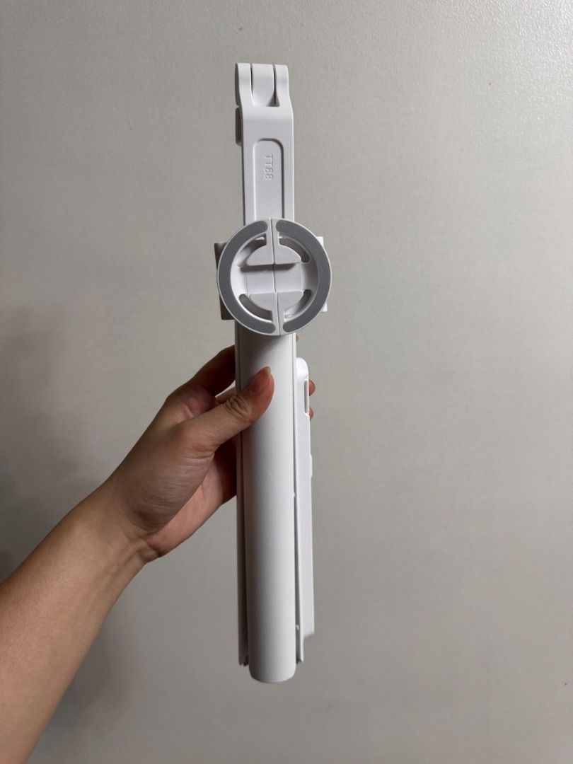 🎥 Ulanzi TT88 Tripod (Category: Tripods & Monopods) located in Makati City. Submitted by itsjmla (Listing ID 1429244095, Image 1). Description: ✅ Key Features: Adjustable height for flexible shooting angles Sturdy and stable design Lightweight & portable – easy to carry anywhere Ideal for vlogging, live streaming, photography, and video recording.
