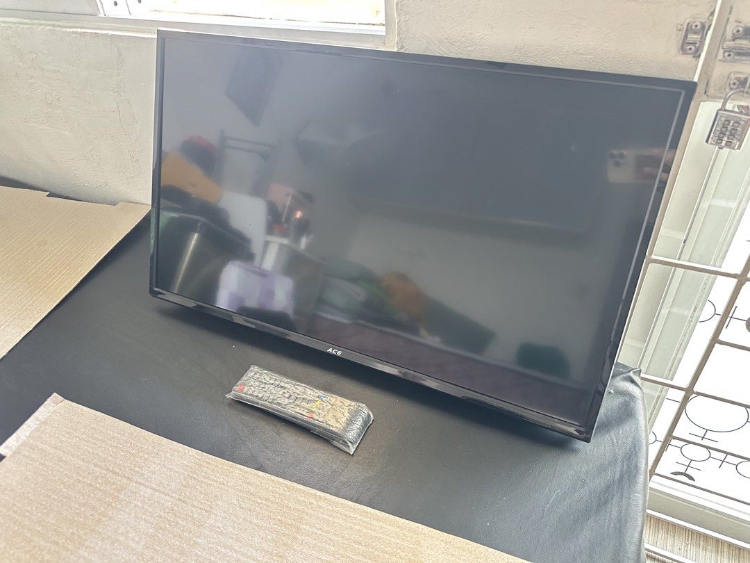 ACE TV with Remote (Category: TV) located in Quezon City. Submitted by hellosydney78 (Listing ID 1429166935, Image 1). Description: Ace 32 Inches Non smart TV, works well with xiaomi stick/tv box with remote with stand .