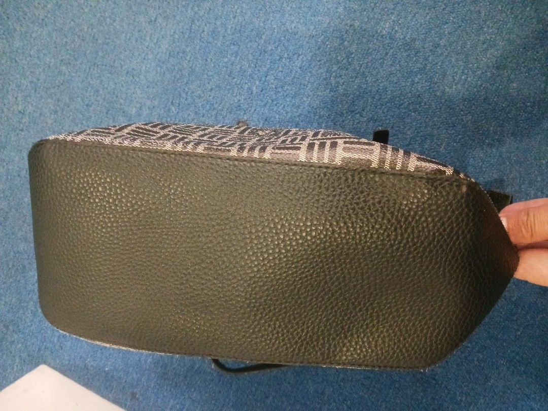 Anne klein tote bag (Category: Shoulder Bags) located in Manila. Submitted by rtins (Listing ID 1429175582, Image 3). Description: lion series medium visible flaws : rubber lining sa handle.