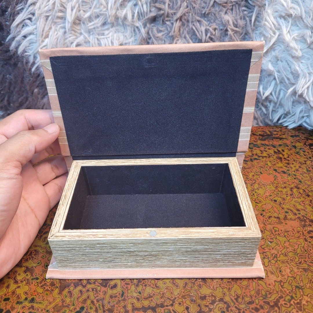 Around ¼ kilo book-shaped decorative storage box! (Category: Storage Boxes & Baskets) located in Pasig City. Submitted by hoa_japan_surplus_32023 (Listing ID 1429265290, Image 3). Description: Length: 6.75" approx. Width: 4.25" approx. Height: 2" approx. ❌️NON-COD ✅️ PAYMENT FIRST POLICY ✅️ FIRST TO PAY _____________________________________________ ‼️SHIPPING OPTION‼️ 📌Flash Express, J&T, Gogo Express, Lalamove or Personal Pick-up Location: PASI