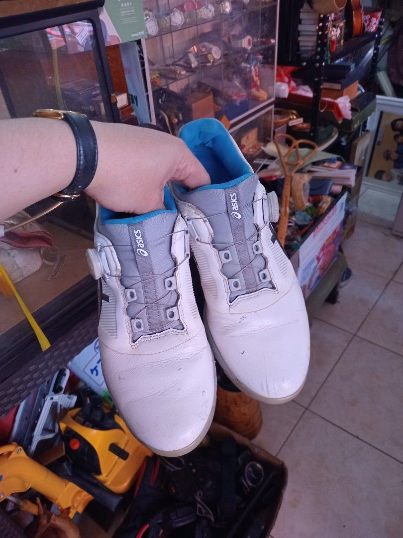 Asics Golf Shoes (Category: Golf) located in Taguig. Submitted by nippon.toki (Listing ID 1429255168, Image 1). Description: Asics golf shoes with a white and gray design. Features a BOA closure system for easy adjustment. The Asics logo is visible on the side of the shoe. The soles have golf spikes. sold as is.