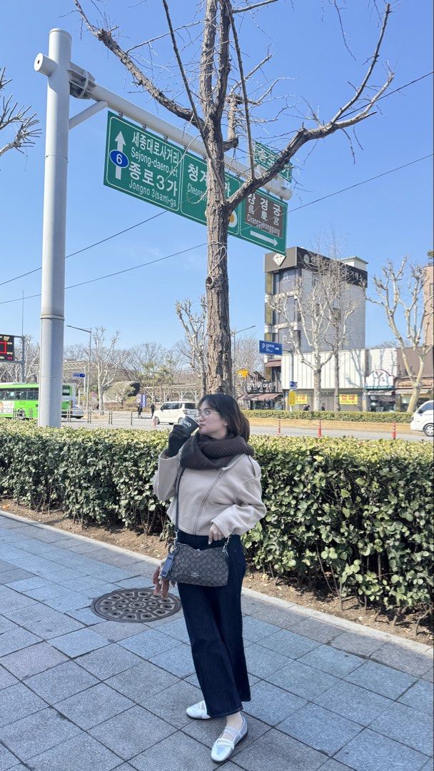Beige Zip up Cropped Jacket (DAZY) (Category: Coats, Jackets and Outerwear) located in Paranaque City. Submitted by hellobudol_ (Listing ID 1429280542, Image 2). Description: - Used once at korea - M-L - Price was 500+.