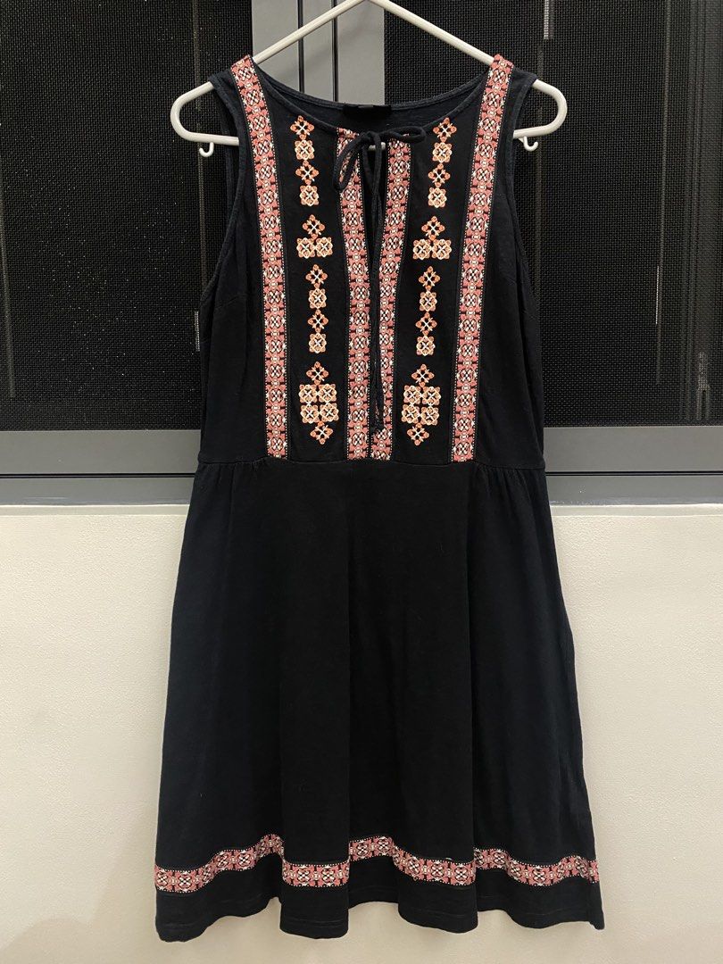 Black boho-style embroidered short dress (Category: Dresses) located in Cavite. Submitted by happikitty (Listing ID 1429298984, Image 1). Description: - Cute black boho dress!!! - quality still good the color of the black is just slightly faded but not that noticeable - would fit xs-s best - location: Cavite MOP: Gcash Delivery: J&T .