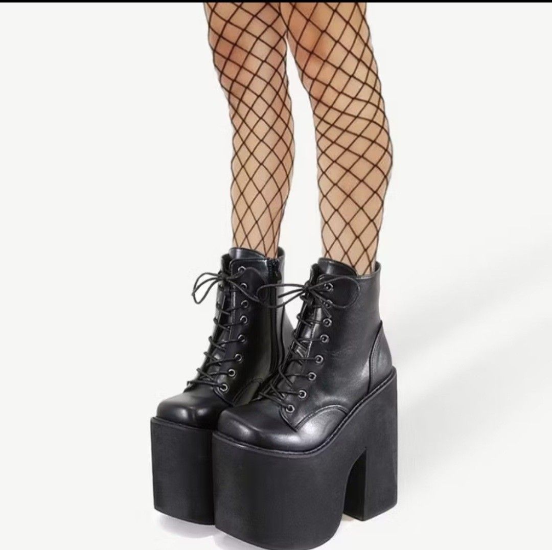 Black Platform Boots 6.6 inches / 17cm (Category: Boots) located in Pasig City. Submitted by rarestar909 (Listing ID 1429316198, Image 3). Description: For rent: 6 inches / 17cm high platform boots perfect for cosplay or concerts 🌟 size: EU 36 / US 5.5 / 230mm Rental fee: Php 450 + P400 refundable security deposit 📍 Pasig, can do SDD within Metro Manila.