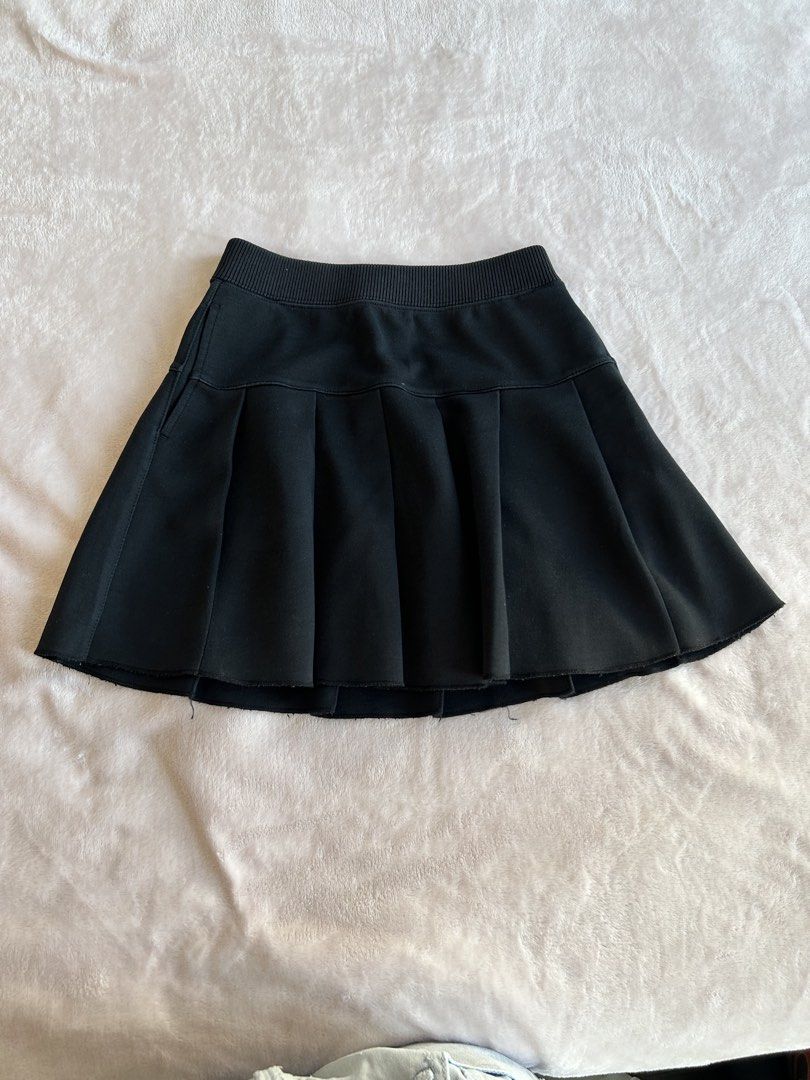 Black Pleated Skirt (Category: Skirts) located in Manila. Submitted by rayennss (Listing ID 1429270480, Image 1). Description: Black pleated skirt. With side pockets.