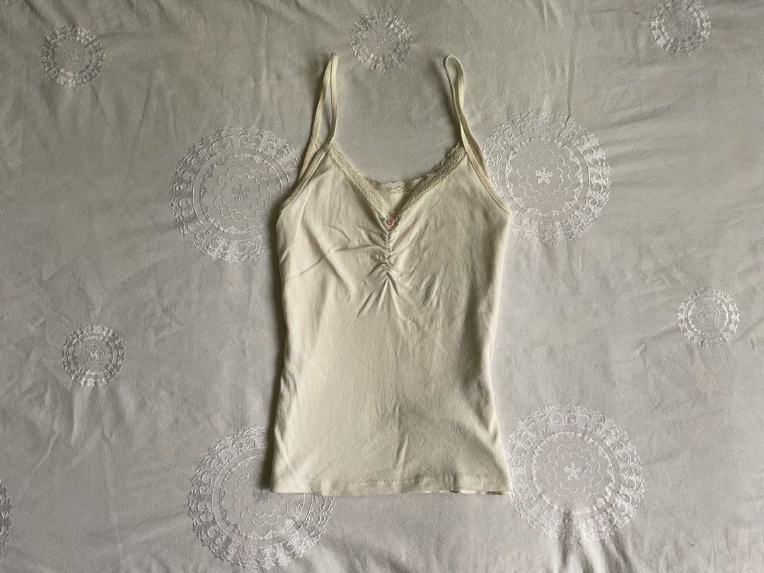 Brandy Melville Cream Tank Top (Category: Sleeveless) located in Rizal. Submitted by komorevie.ph (Listing ID 1429230849, Image 1). Description: stretchy fabric.