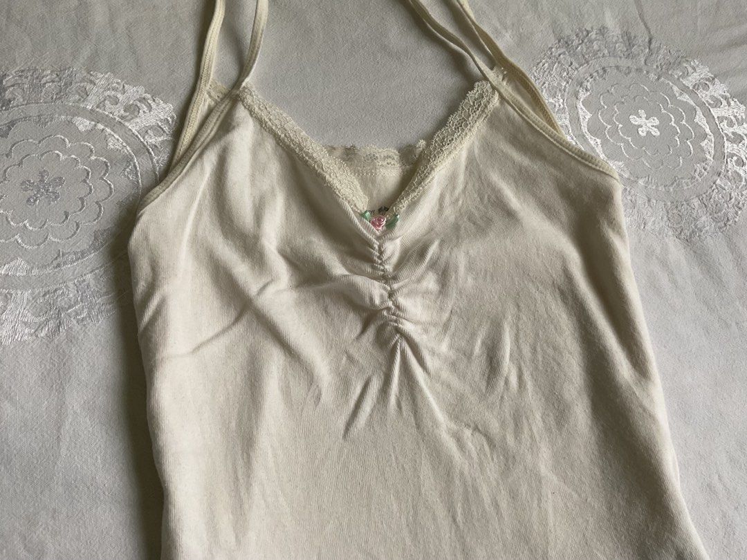 Brandy Melville Cream Tank Top (Category: Sleeveless) located in Rizal. Submitted by komorevie.ph (Listing ID 1429230849, Image 2). Description: stretchy fabric.