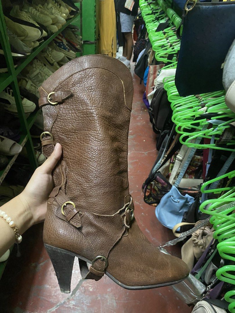 Brown Leather Boots Y2k (Category: Boots) located in Sariaya. Submitted by ichiiianaaa (Listing ID 1429299499, Image 1). Description: -brown leather boots with buckle details -textured leather finish -perfect for adding a touch of vintage flair to any outfit tags: y2k, boots, leather boots, brown boots, vintage, concerts, buckle boots.