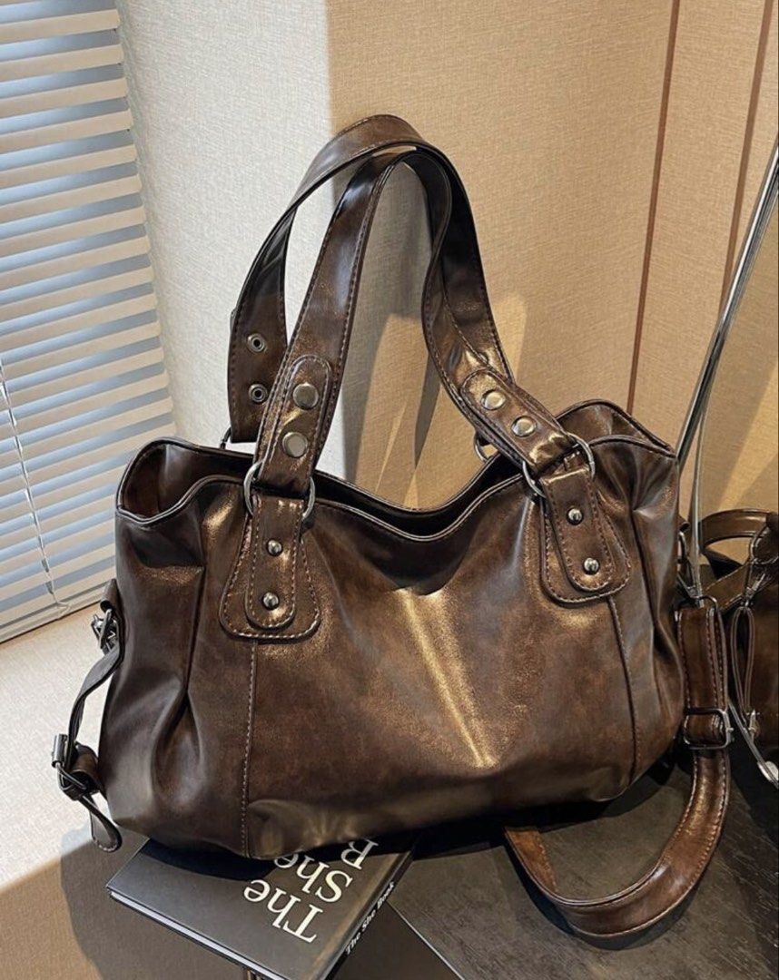 Brown Vintage Large Capacity Handbag (Category: Luxury Bags & Wallets) located in Rizal. Submitted by declu77er (Listing ID 1429290273, Image 1). Description: - Brown vintage handbag - Large capacity… can fit 16 inch laptop .