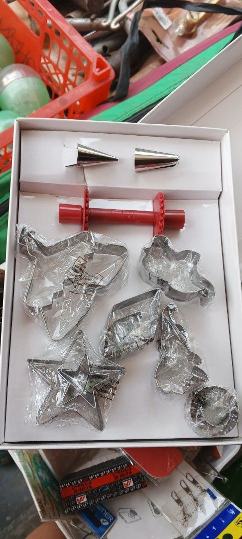 Cake Boss 24-Piece Circus Cake Decorating Kit (Category: Bakeware) located in Caloocan City. Submitted by gemmareas571129 (Listing ID 1429186026, Image 2). Description: Cake Boss 24-Piece Cake Decorating Kit for creating circus-themed cakes. Includes various cutters, piping tips, and other tools. Perfect for baking enthusiasts looking to add a fun touch to their cakes..