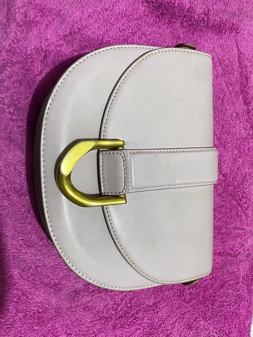 Charles & Keith Gabine Leather Saddle Bag Lilac (Kategori: Tas & Dompet Wanita) berada di Cileungsi. Dikirim oleh vealcollective (ID iklan 1429310959, Gambar 1). Deskripsi: Tas Wanita Charles & Keith warna lilac.