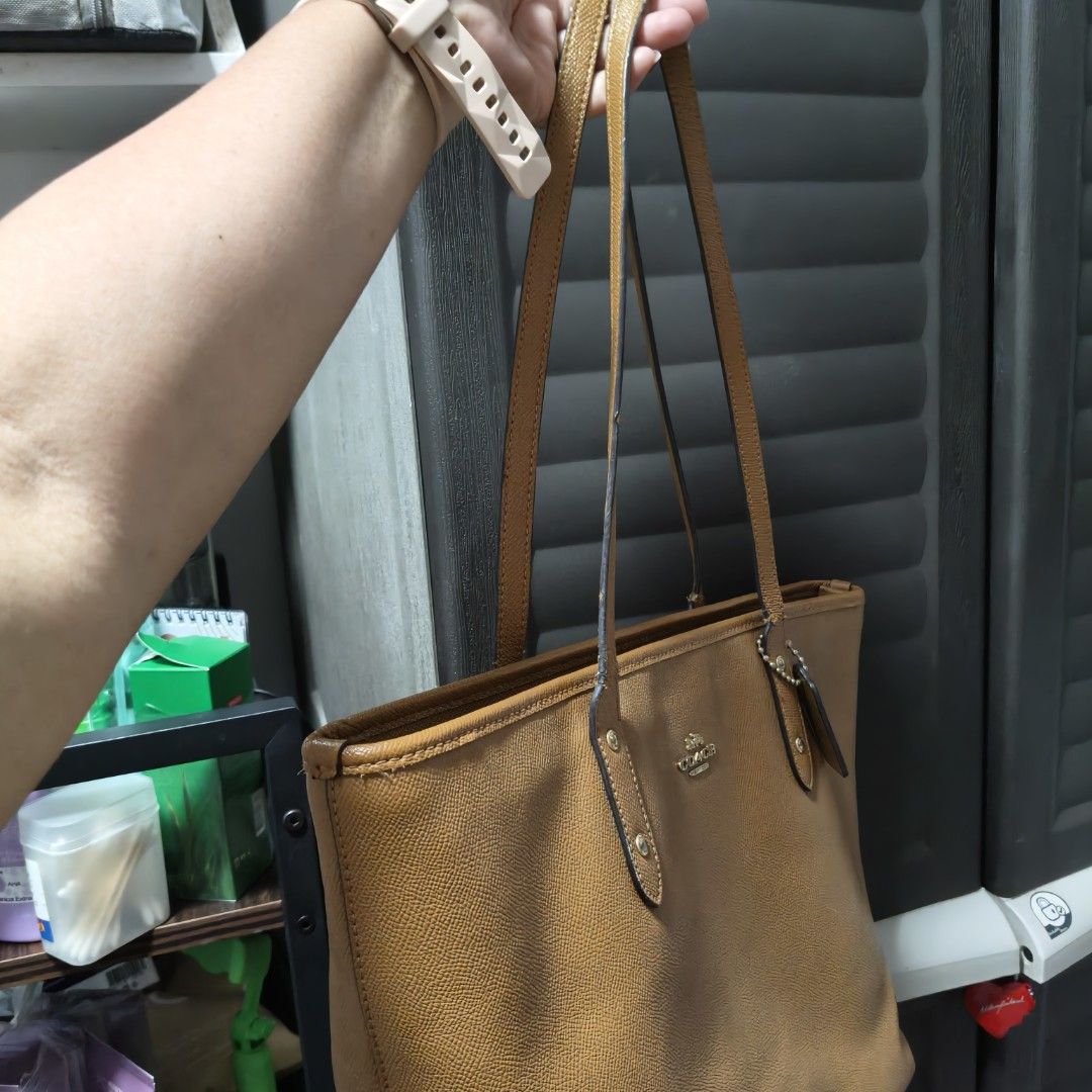 Coach City Tote Bag (Category: Tote Bags) located in Manila. Submitted by stuff_finder (Listing ID 1429330847, Image 2). Description: Coach City Tote Bag in a beautiful tan color. Features a zip closure and interior pockets for organization. The bag has double handles and a Coach logo on the front. The bag is a classic and versatile design, perfect for everyday use. .