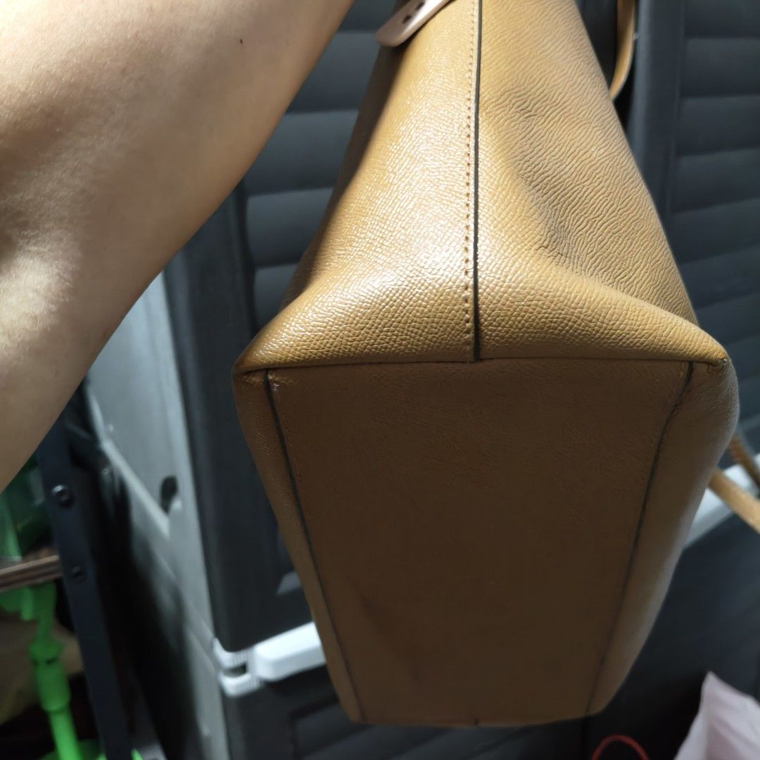 Coach City Tote Bag (Category: Tote Bags) located in Manila. Submitted by stuff_finder (Listing ID 1429330847, Image 3). Description: Coach City Tote Bag in a beautiful tan color. Features a zip closure and interior pockets for organization. The bag has double handles and a Coach logo on the front. The bag is a classic and versatile design, perfect for everyday use. .