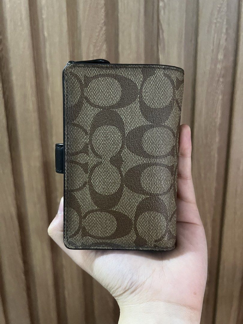 Coach Medium Corner Zip Wallet (Category: Luxury Bags & Wallets) located in Cainta. Submitted by chainm (Listing ID 1429179009, Image 2). Description: No box included Lightly used Pictures as is .