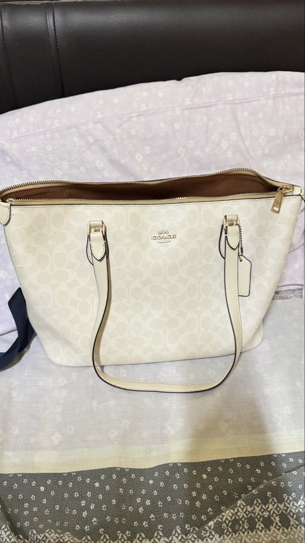 Coach Signature Tote Bag (Category: Luxury Bags & Wallets) located in Manila. Submitted by formo (Listing ID 1429244267, Image 1). Description: .