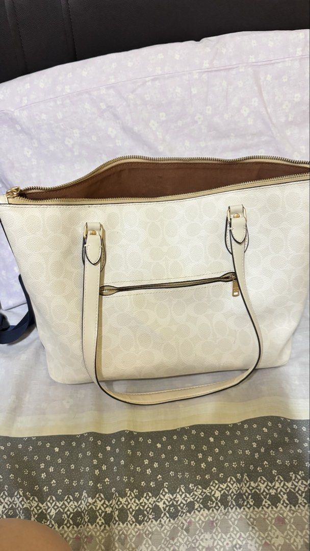 Coach Signature Tote Bag (Category: Luxury Bags & Wallets) located in Manila. Submitted by formo (Listing ID 1429244267, Image 2). Description: .