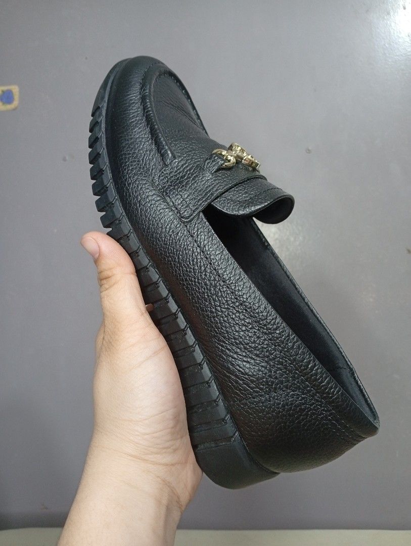 Comfortflex Black Loafers Size 37 (Category: Loafers) located in Makati City. Submitted by vians2002 (Listing ID 1429171460, Image 1). Description: Comfortflex black loafers. Features a textured upper and a decorative buckle. The shoes have a cushioned insole and a ridged sole for added grip. The size is 37. The shoes come with their original box..