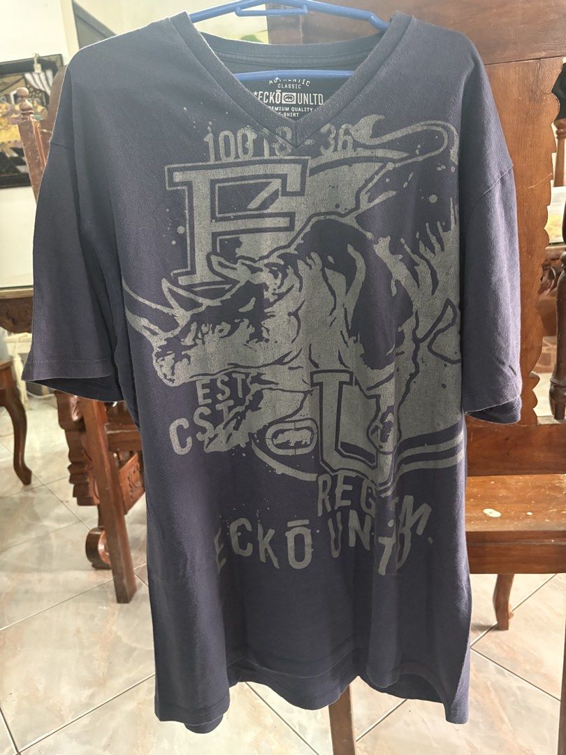 Ecko Unltd. V-Neck Graphic Tee (Category: Tshirts & Polo Shirts ) located in Lucena. Submitted by ryu625 (Listing ID 1429170128, Image 1). Description: Ecko. Unltd V-Neck Shirt W-22 L-29 Issues: Cracked print (as seen in photo) Price is negotiable as always :))) y2k, grunge, alt, fashion, 2000s.