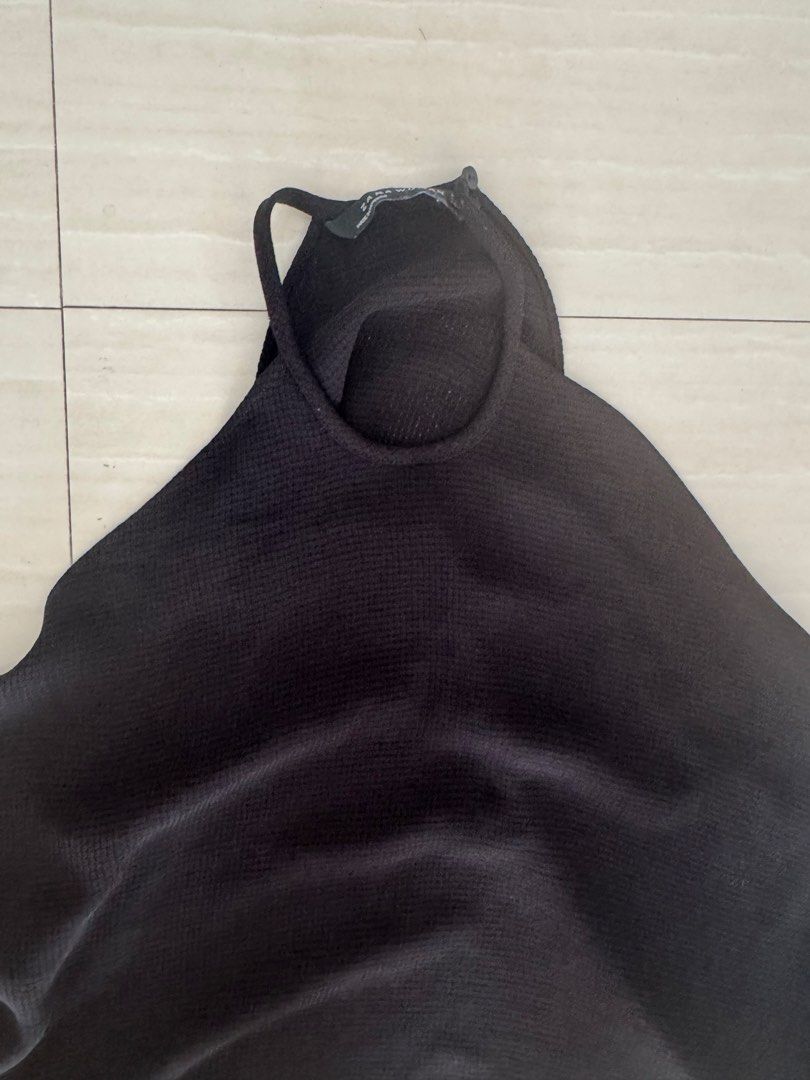 Excellent condition Zara haltered top medium P1,000 (Category: Sleeveless) located in Muntinlupa City. Submitted by shophen (Listing ID 1429186658, Image 3). Description: .
