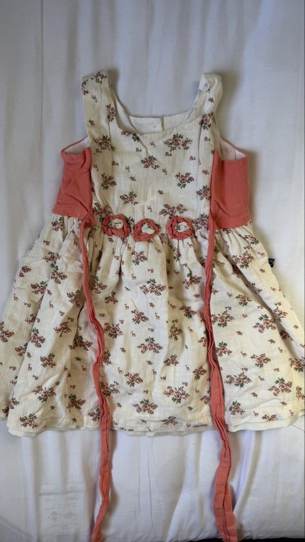 Floral Dress with Bows (Category: Babies & Kids Fashion) located in Las Pinas. Submitted by berlinbph (Listing ID 1429259098, Image 1). Description: .