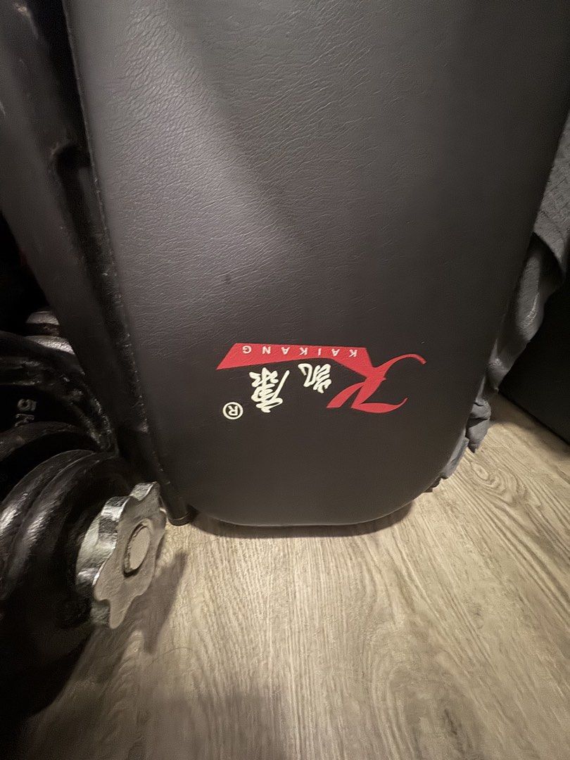 Foldable bench (Category: Cardio & Fitness Machines) located in Singapore. Submitted by iang912 (Listing ID 1429249402, Image 1). Description: Good for bench press and shoulder workout.