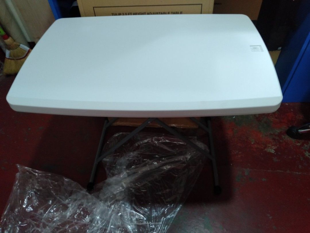 Folding Table Computer, Dining, Study (Category: Tables & Sets) located in Quezon City. Submitted by mf143 (Listing ID 1429185340, Image 1). Description: Foldable Table 2.5ft height Brand New Very durable Color- White Plastic Top, Metal Stand .