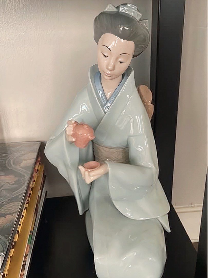 Geisha Figurine Lladro Nao (Category: Other Home Decor) located in San Juan City. Submitted by objectofmyaffection (Listing ID 1429314688, Image 1). Description: 11.5” Tall No Issues.