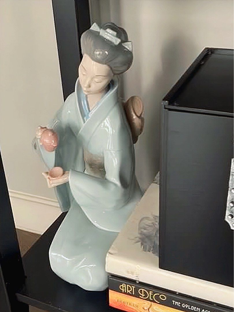 Geisha Figurine Lladro Nao (Category: Other Home Decor) located in San Juan City. Submitted by objectofmyaffection (Listing ID 1429314688, Image 2). Description: 11.5” Tall No Issues.