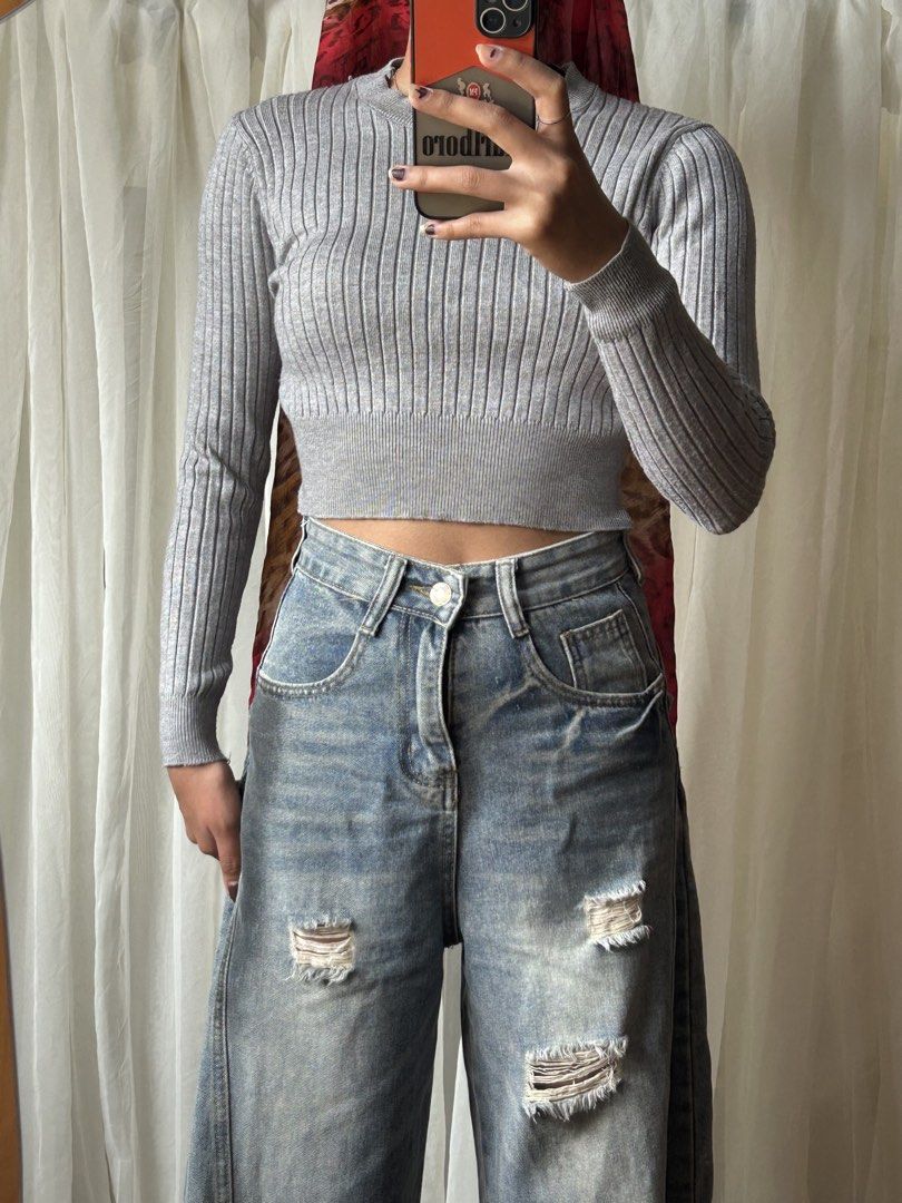 Gray Ribbed Crop Top (Category: Others Tops) located in Baguio. Submitted by chmlnstudio (Listing ID 1429218932, Image 2). Description: - Gray ribbed crop top - Size S - Stylish design - Comfortable fit - Perfect for casual wear.