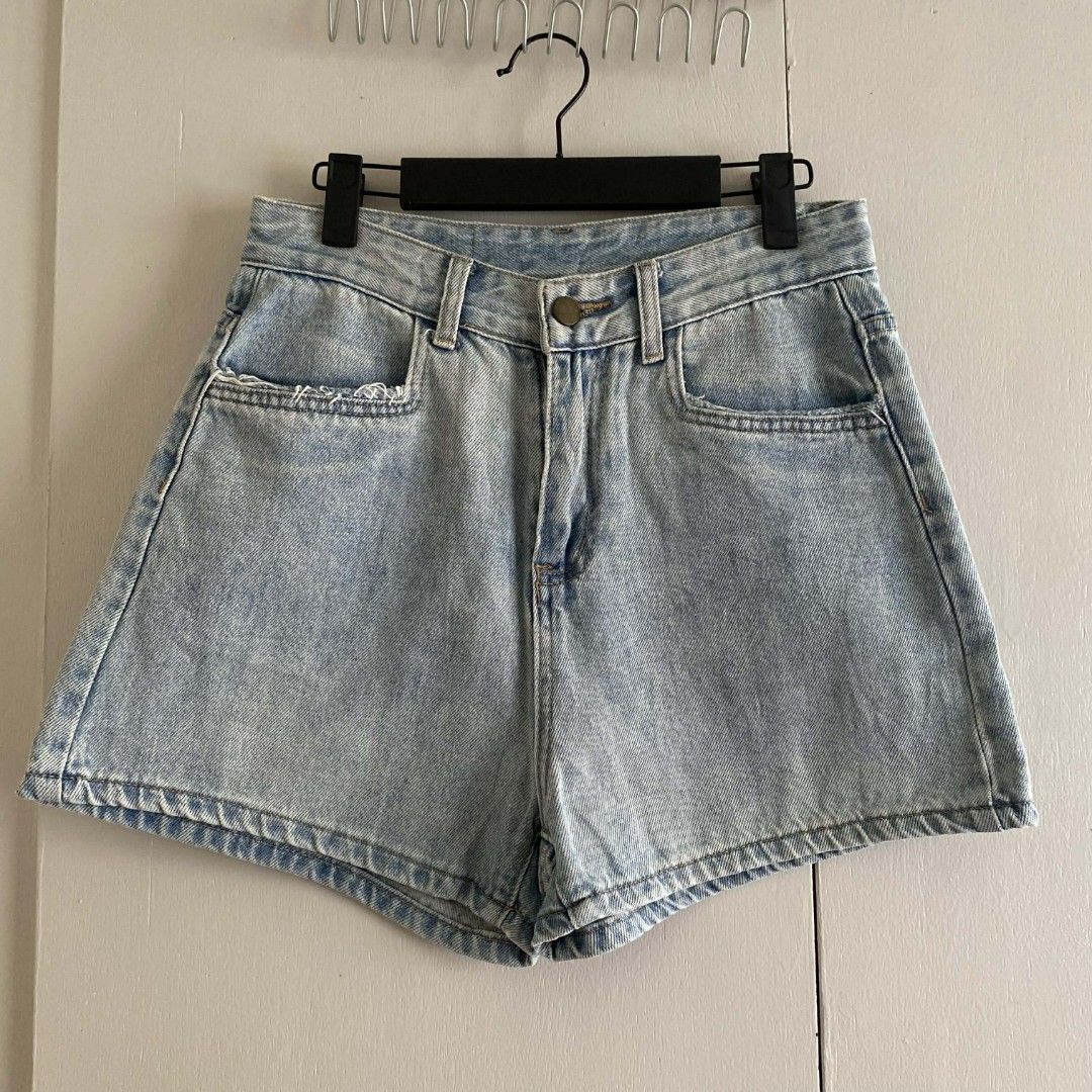 High Waist Light Washed Denim Shorts (Category: Shorts) located in Manila. Submitted by cznclae (Listing ID 1429323545, Image 1). Description: best fit for size Length: ❔issue: sf mm & luzon 41 pesos if not rush via jnt 🗓️ check bio for next shipment sched PLEASE READ! ❗️PAYMENT FIRST via g/cash or Pabili service 🛒how to buy? make an offer, then send details for SF quotation feel free to ask q's. bump your message if in rush. 𝙧𝙚𝙖𝙙 𝙗𝙞𝙤 𝙖