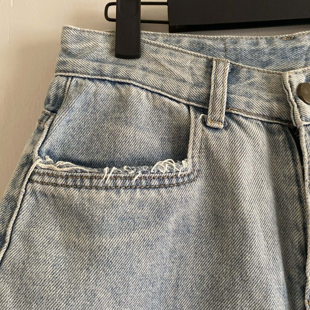 High Waist Light Washed Denim Shorts (Category: Shorts) located in Manila. Submitted by cznclae (Listing ID 1429323545, Image 3). Description: best fit for size Length: ❔issue: sf mm & luzon 41 pesos if not rush via jnt 🗓️ check bio for next shipment sched PLEASE READ! ❗️PAYMENT FIRST via g/cash or Pabili service 🛒how to buy? make an offer, then send details for SF quotation feel free to ask q's. bump your message if in rush. 𝙧𝙚𝙖𝙙 𝙗𝙞𝙤 𝙖