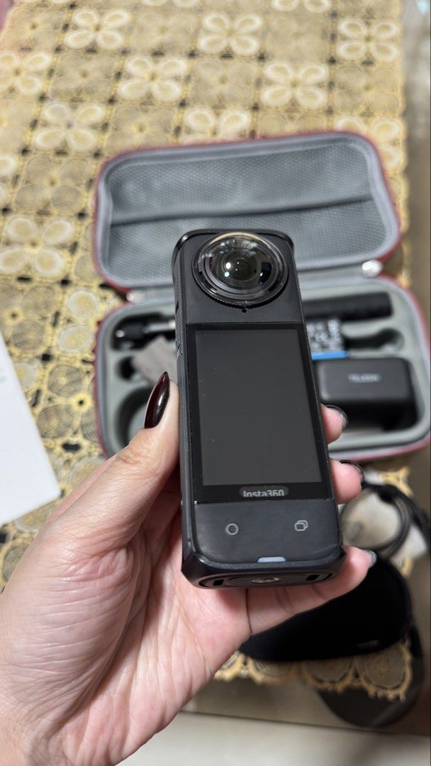 Insta360 X4 Standard Bundle with freebies (Category: Cameras) located in Quezon City. Submitted by biancxy (Listing ID 1429184753, Image 3). Description: Insta360 X4 with standard lens guard and thermo grip cover X4 battery X4 Lens cap 114cm invisible selfie stick 256gb memory card USB C to C cable Lens cloth Protective pouch Tempered glass installed aMagisn carrying case Telesin 2-slot charger with card storage Sunnylife Desktop stand base stabi